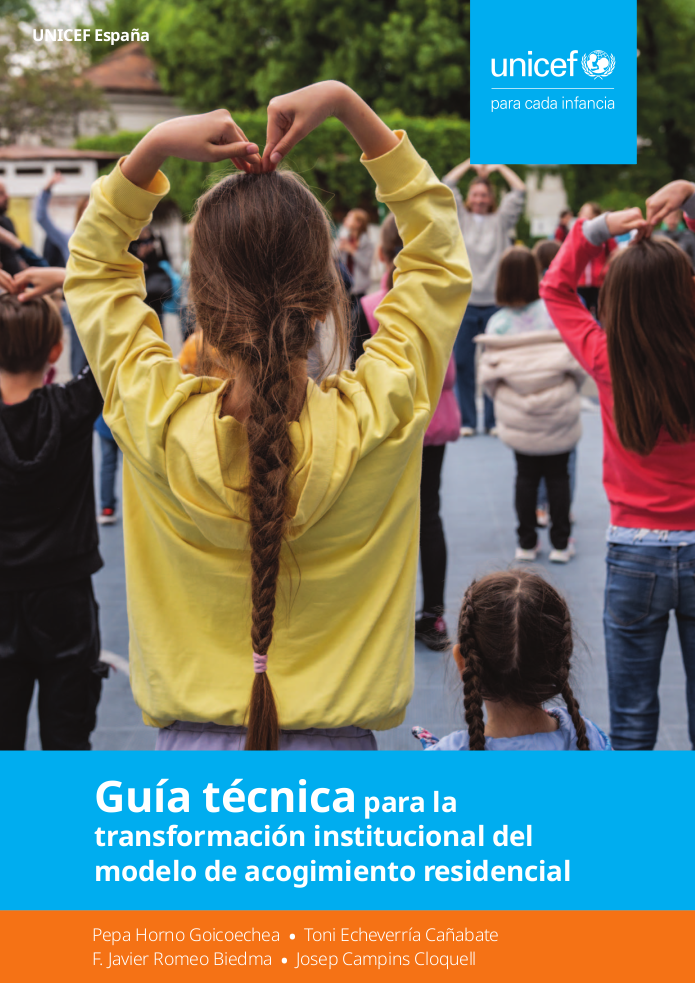 Portada de la Guía técnica con la imagen de una niña de espaldas participando en una actividad grupal en un espacio abierto con otros niños y niñas de espaldas también.